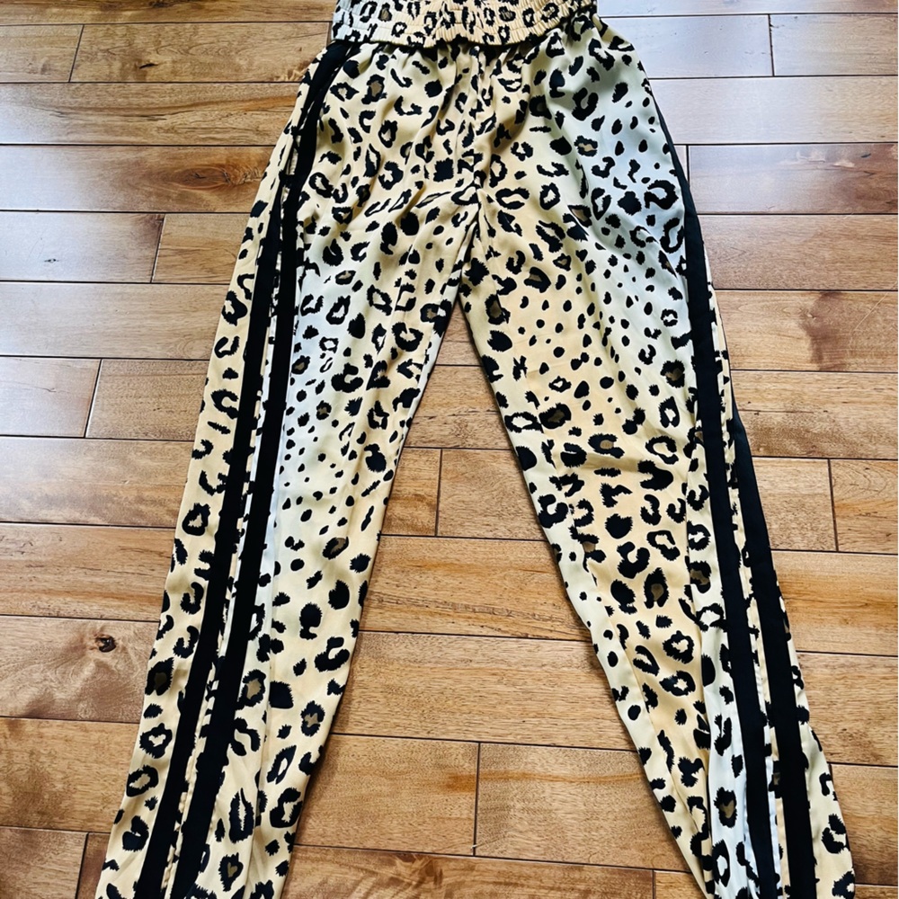 Kendall and Kylie silky joggers XS